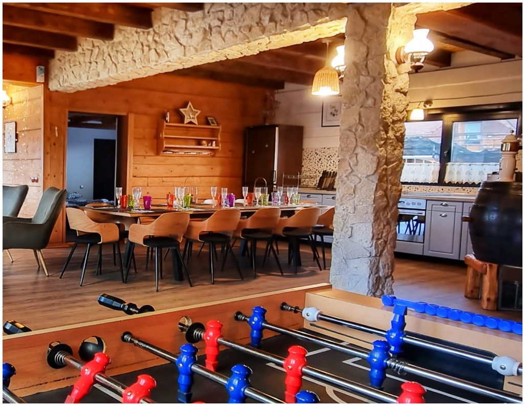 Masa de foosball in living este o facilitate de care beneficiezi la cazarea in Cabana Supporter Avrig