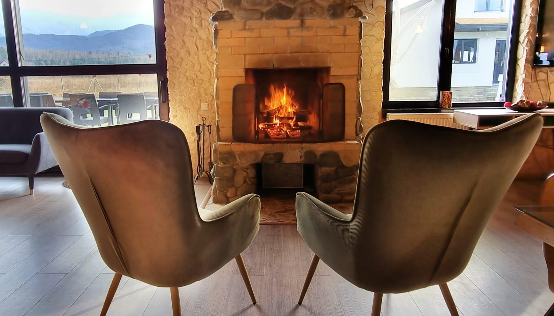 Semineul din living este o facilitate de care beneficiezi la cazarea in Cabana Supporter Avrig