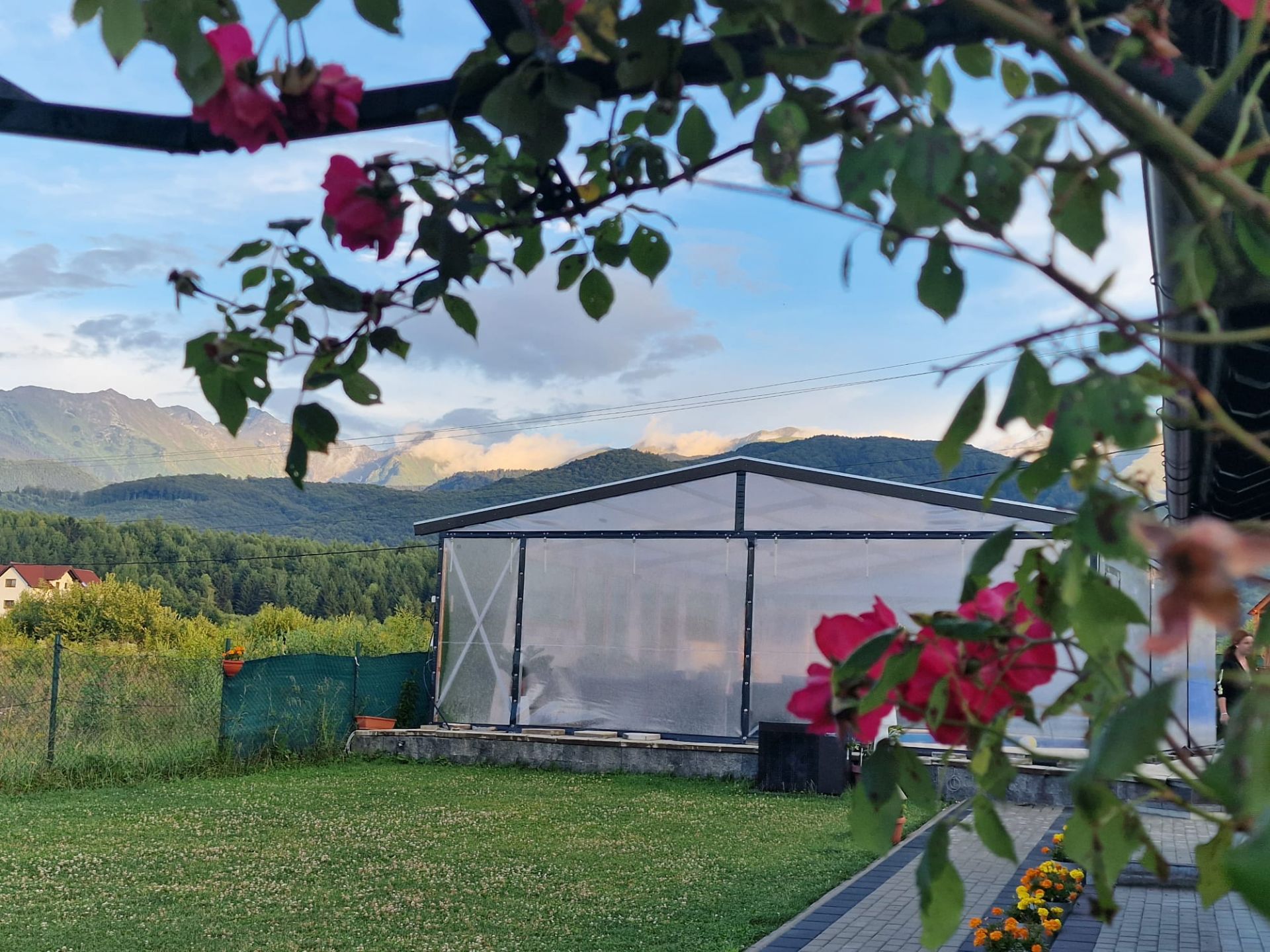 Peisajele montane sunt o facilitate de care beneficiaza persoanele ce cauta cazare in Avrig