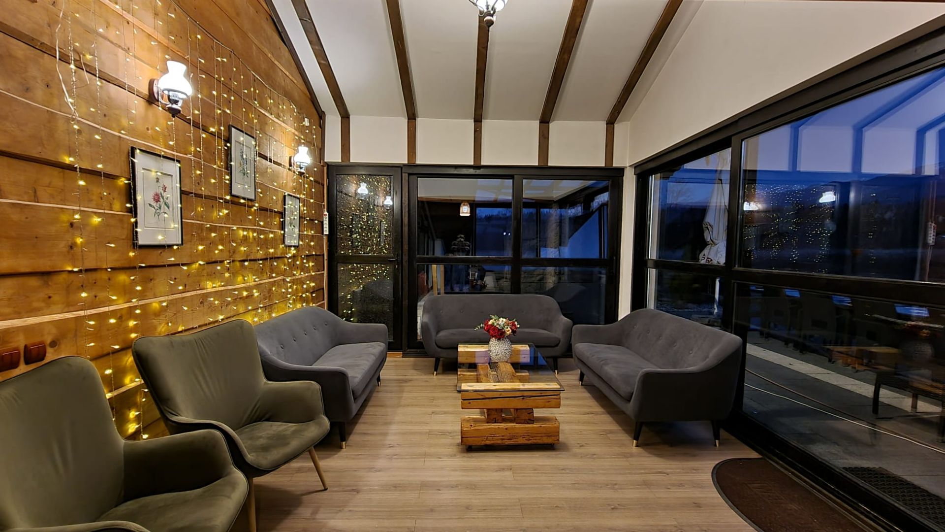 Zonele de relaxare in interior sunt o facilitate de care beneficiaza persoanele ce cauta cazare in Avrig