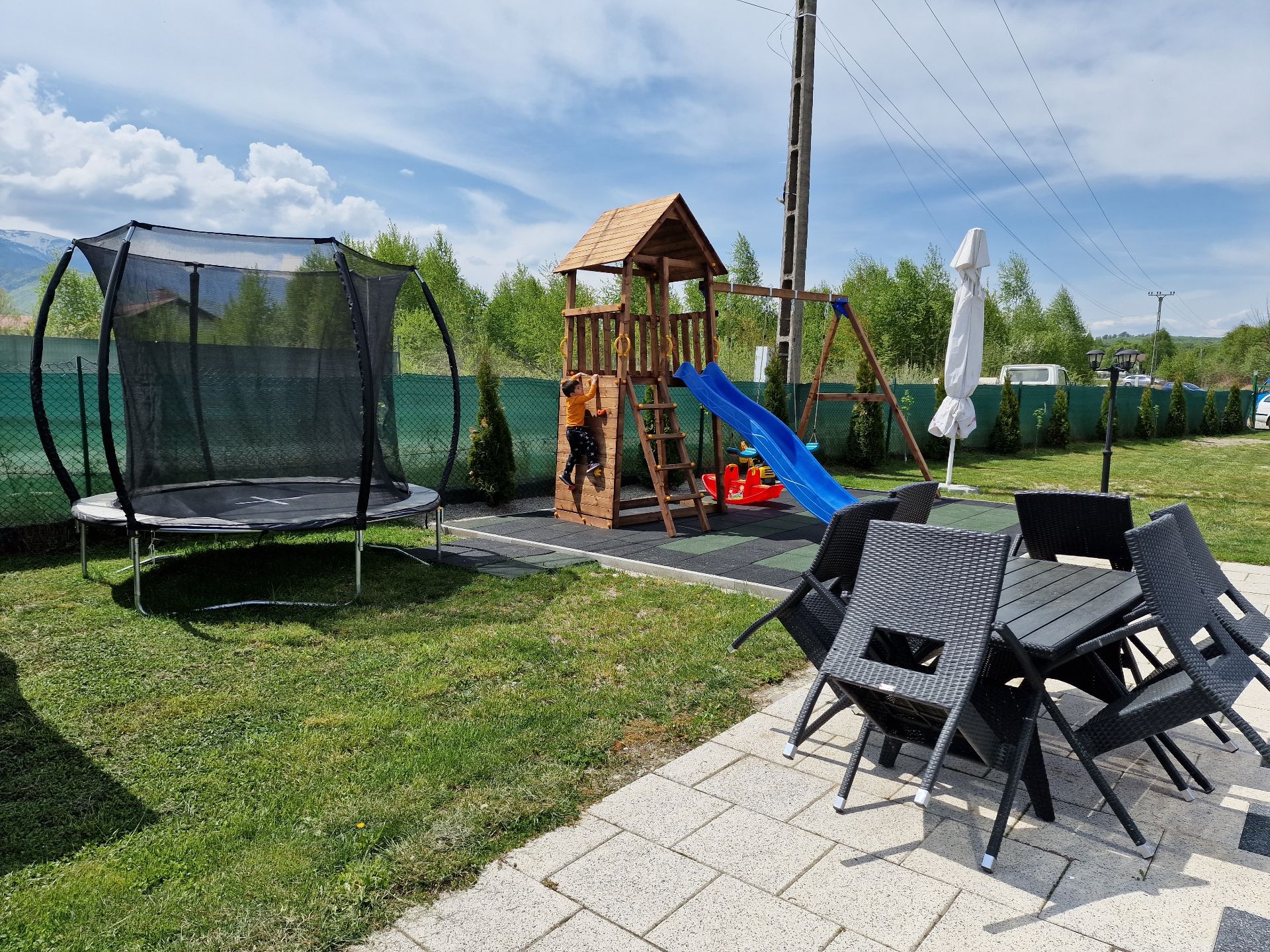 Locul de joacă pentru copii este o facilitate de care beneficiaza persoanele ce cauta cazare in Avrig