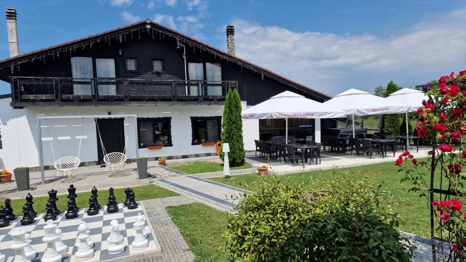 Cabana Supporter dispune de o terasa spatioasa pentru persoanele care sunt in cautare de cazare in Valea Avrigului