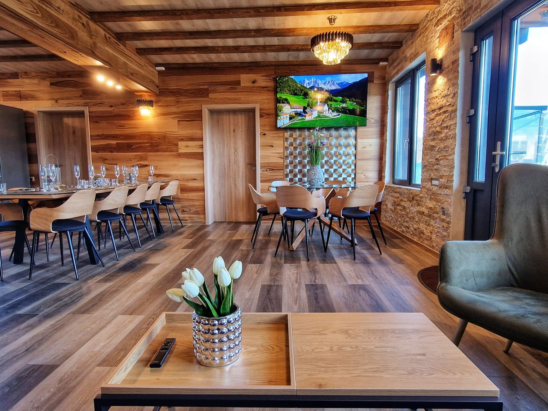 Cabana Supporter dispune de un living spatios pentru persoanele care sunt in cautare de cazare in Valea Avrigului