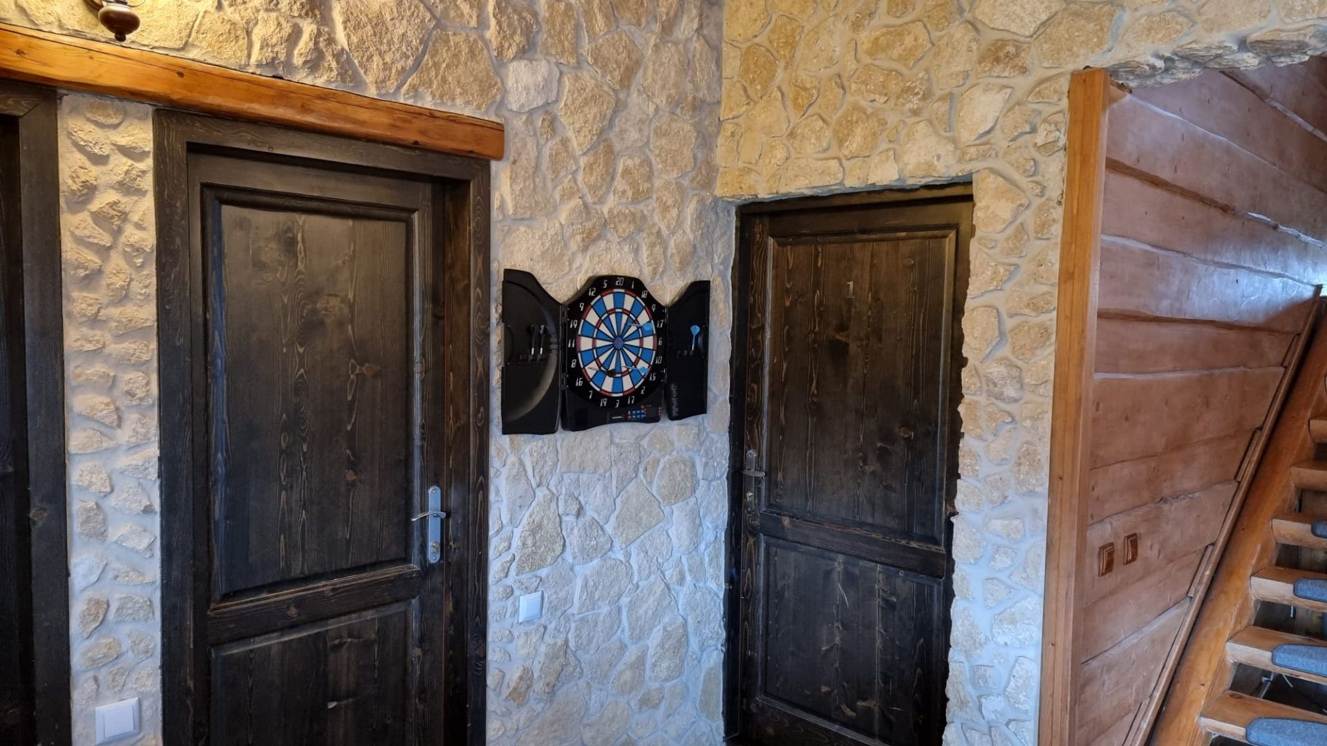 Jocul de Darts este o facilitate de care beneficiezi la cazarea in Cabana Supporter Avrig