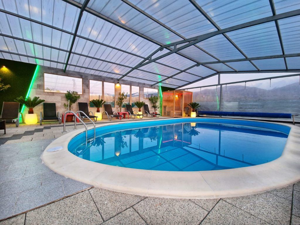 Piscină exterioară de 9 m, încălzită și acoperită, cu șezlonguri este o facilitate de care beneficiaza persoanele ce cauta cazare in Avrig