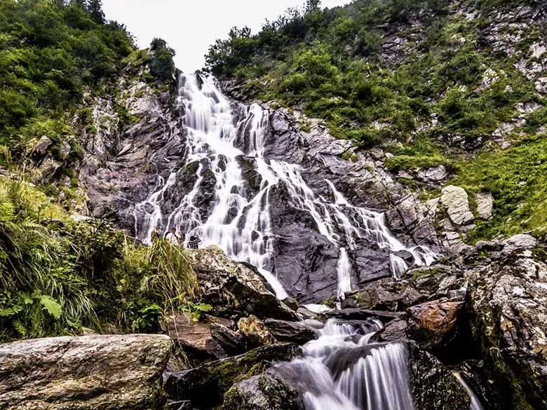 Cascada Bâlea este o atractie turistica in aproprierea cazarii la Cabana Supporter Avrig.