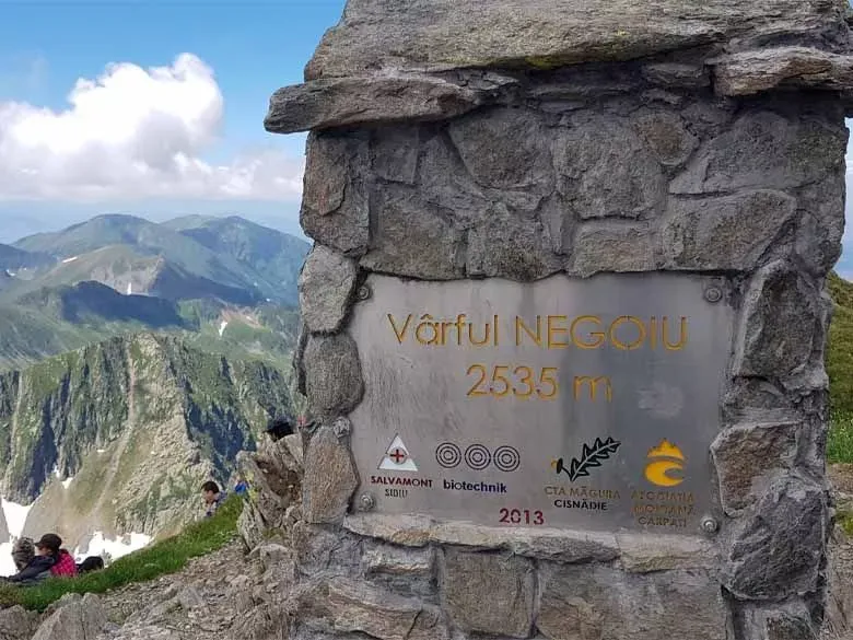 Cazare in Valea Avrigului. Cabana Supporter este situata in aproprierea atractiilor turistice precum vf. Negoie, vf. Suru, cabana Barcaciu, Poiana Neamtului. Locuri ideale pentru drumetii